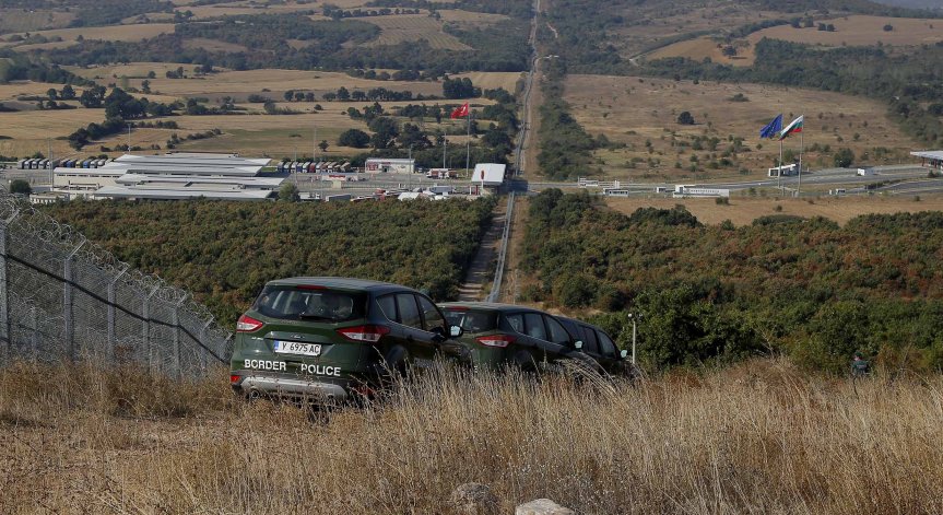 МО праща още 500 военни да пазят границата, ще могат да арестуват мигранти