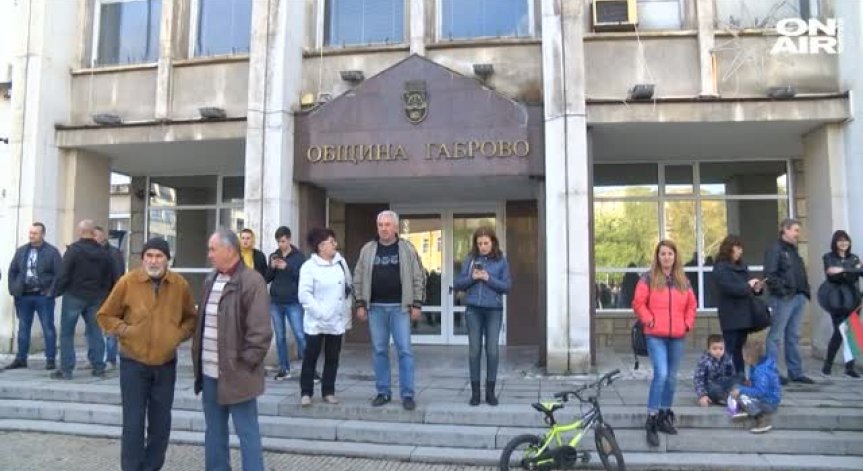 След боя в магазин в Габрово: Жители на града излязоха на протест