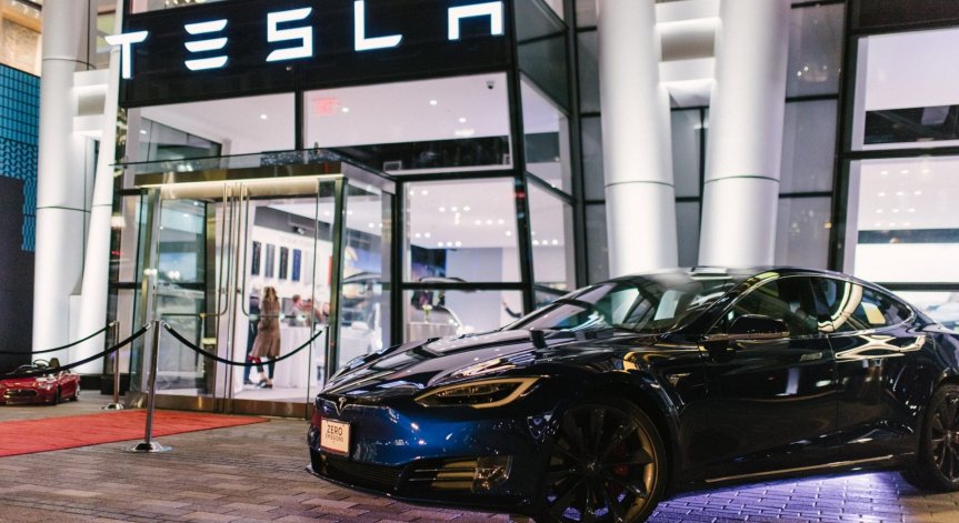 Tesla представи най-бързия сериен автомобил на планетата