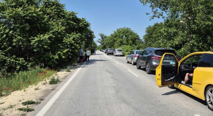 Сред чакащите има и автобус с деца, тръгнали на фолклорен фестивал.