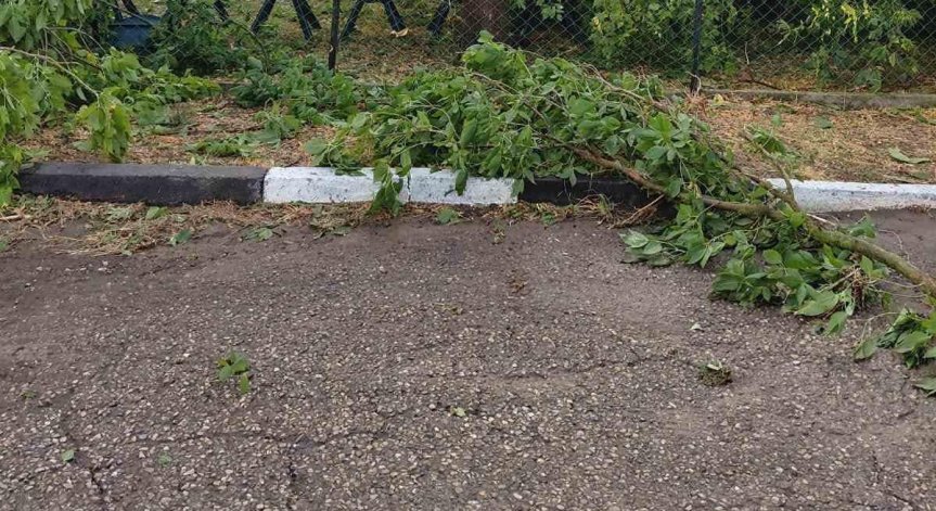 Опасни елементи висят от блок след бурята в Стара Загора