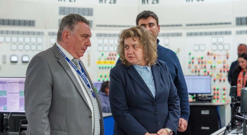 Киселова разгледа машинната зала и турбината на 6-и блок.