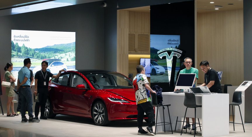 Китаец и канадец опитаха да продадат тайна на Tesla, грозят ги 10 години затвор