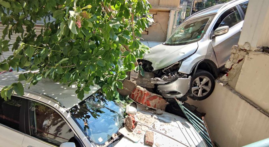 Лек автомобил се заби в двор в столичния квартал 