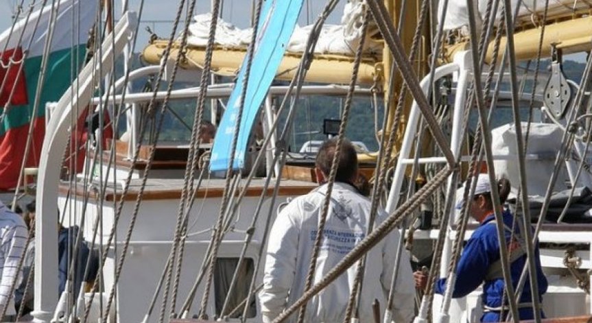 Варна посреща най-големите ветроходи с топовни салюти