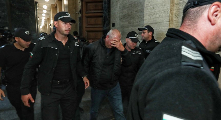 Ще оставят ли в ареста служителите, поискали подкуп преди концерта на Роби Уилямс