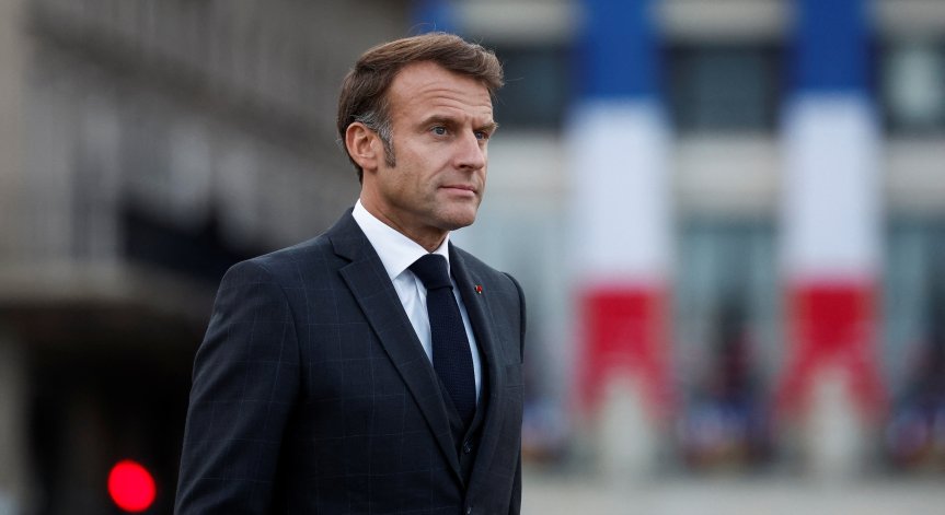 Макрон призова за търсене на политическо решение.