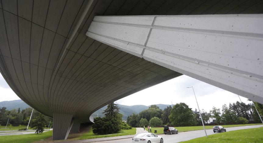 Движението в момента е затворено заради ремонт на развалена носеща колона.