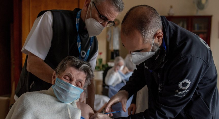 Рекорд в Испания: Поставиха 611 000 дози ваксини за ден