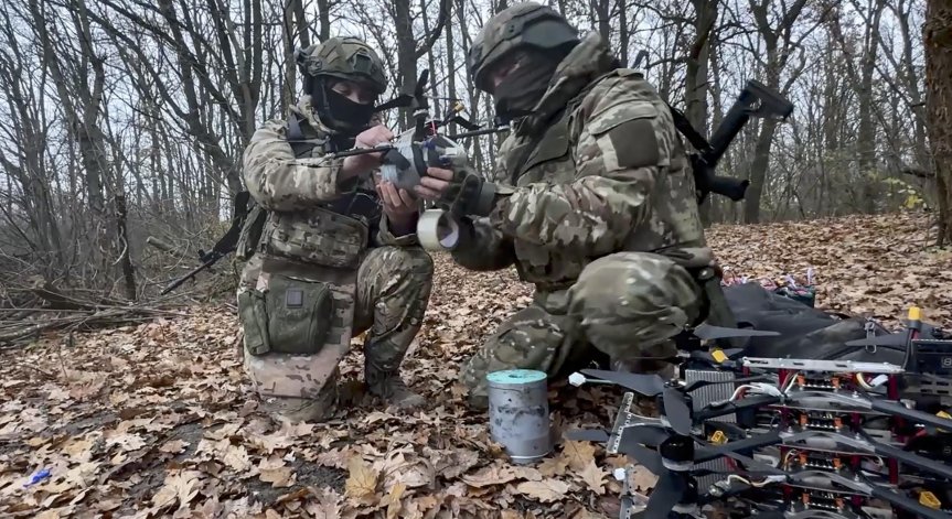 Недостигът на жива сила тласка Украйна към нови технологии на фронта