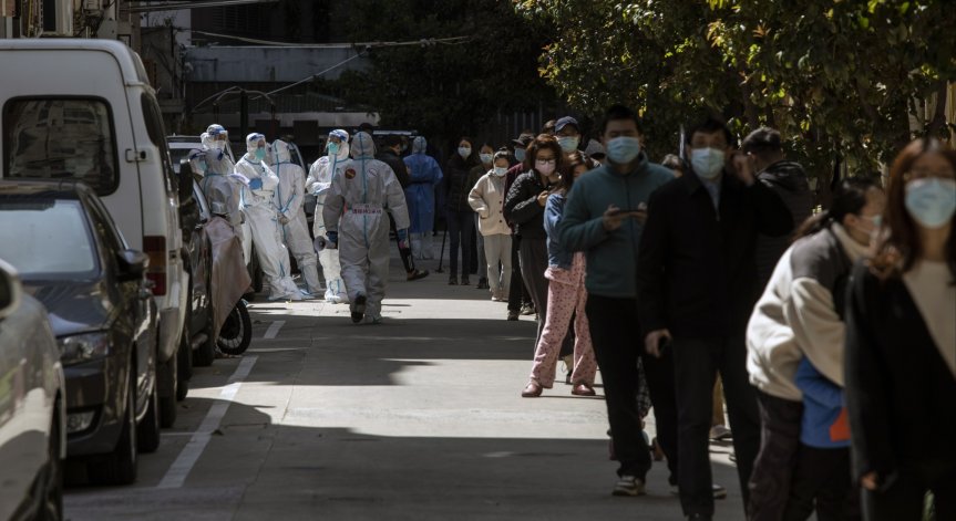 Китай изпрати здравни работници в Шанхай, ще тестват 26 млн. жители за Ковид-19