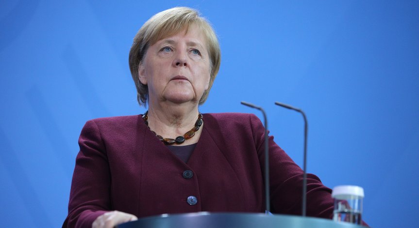 Меркел давала политически сигнали с цвета на дрехите си