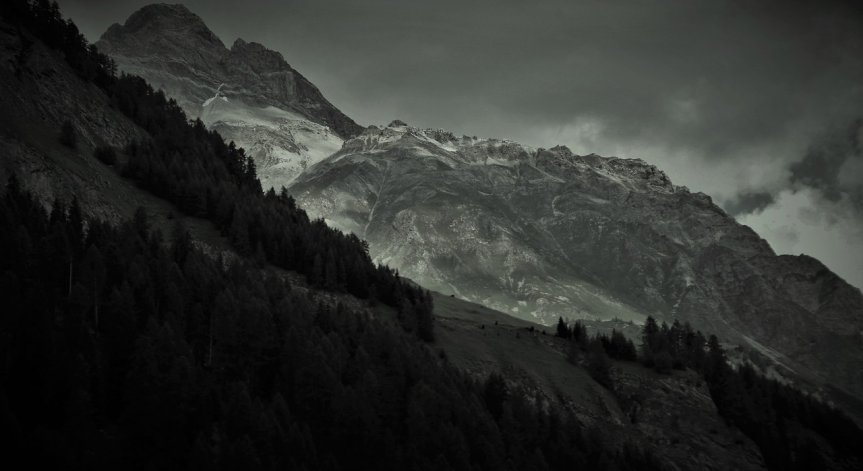 Буря в планината уби най-малко 20 маратонци в Китай, един е в неизвестност