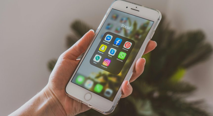 Правителствата по света се опитват да наложат ограничения на компаниите за социални медии.