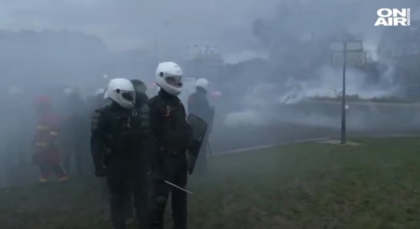 Напрежение между полицията и демонстрантите във Франция