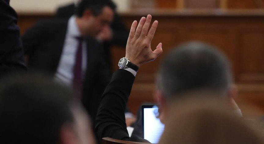Депутатите решават за компенсациите за тока за небитовите клиенти