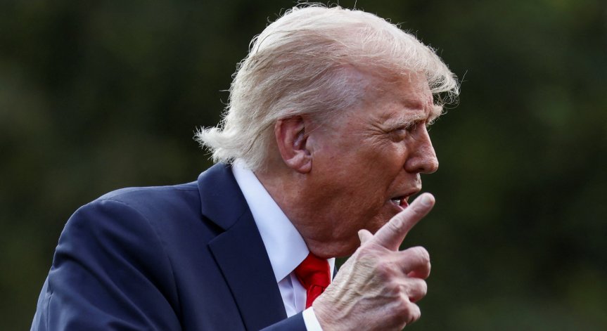 Извършителят продължава да се укрива повече от 24 часа след стрелбата.