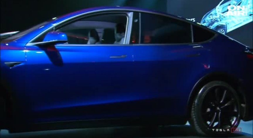 Tesla представи електрически спортен автомобил с висока проходимост