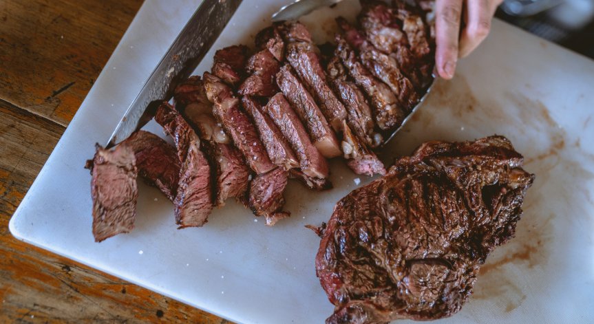 Как да приготвим перфектното свинско бонфиле с чесън и подправки на скара?