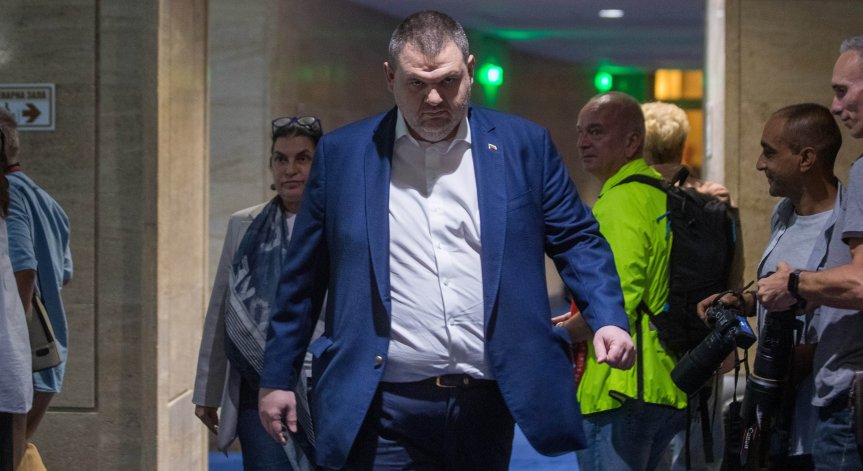 Пеевски настоява за комисия, която да разследва действията на Джордж Сорос и Александър Сорос.