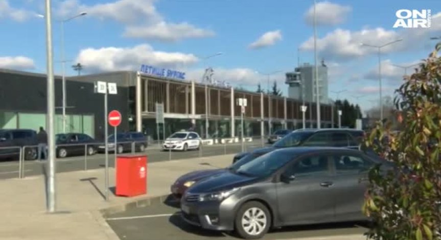 Пътнически самолет кацна аварийно на летище 