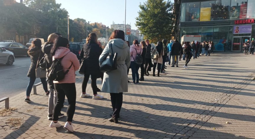 Дълги опашки от желаещи да се тестват се извиха пред моловете (+СНИМКИ)