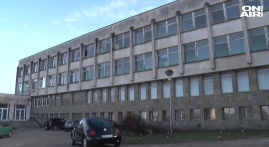 Лекарите от болницата в Ловеч блокират пътя София - Варна