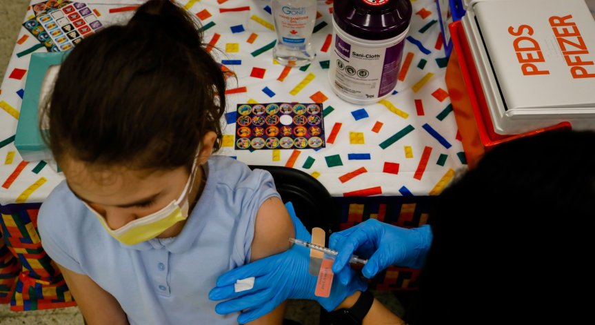 Pfizer иска разрешение за двудозова Ковид имунизация на деца над 6 месеца