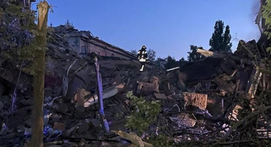 Загинал и ранени при нощно руско нападение срещу учебен център в Суми