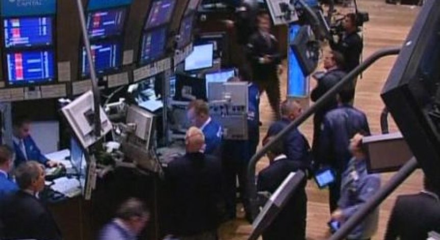 Кризата с дълга на САЩ притиска долара