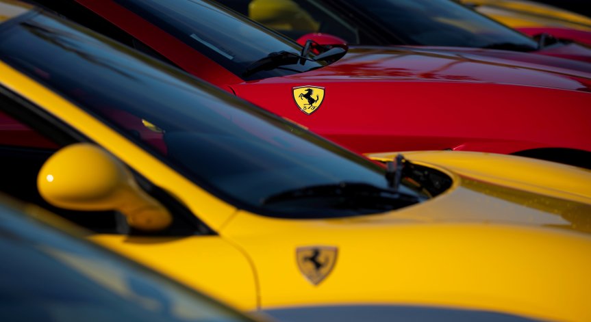 Ferrari маха педалите и кормилото от колите си 