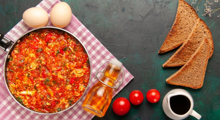 Писто манчего – сезонна рецепта от Испания с чушки, тиквички и яйца