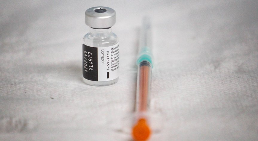 До какви странични ефекти води смесването на ваксините на AstraZeneca и Pfizer?