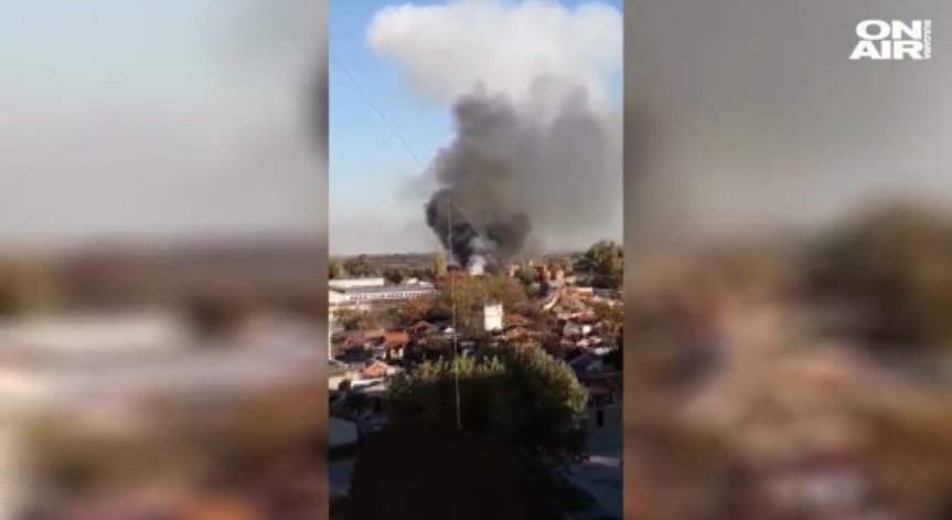 Голям пожар горя в склад за скрап в Пловдив