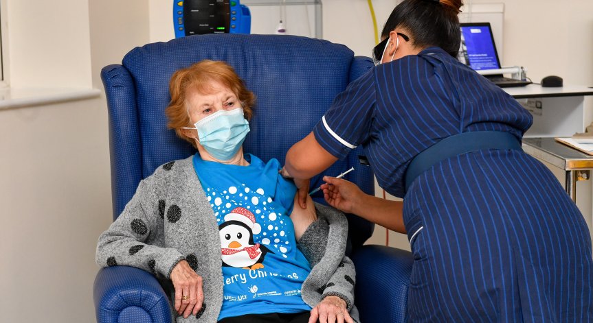 90-годишна британка е първата ваксинирана срещу Ковид-19 в света (ВИДЕО)