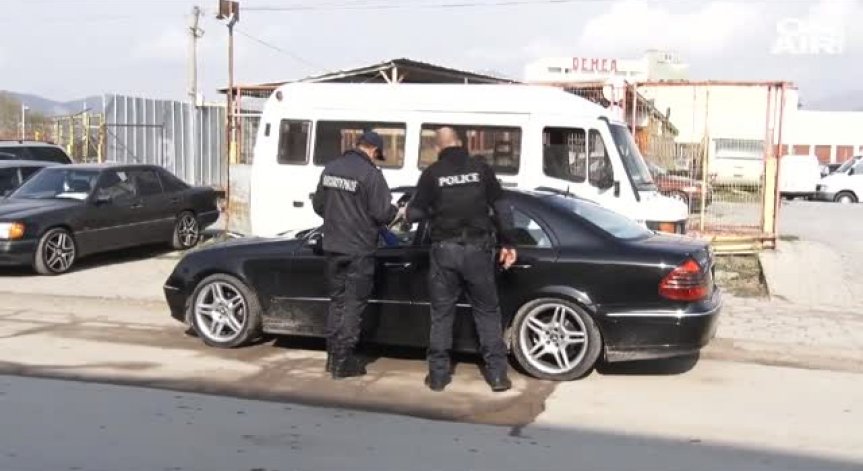 Трима ранени полицаи след скандал за силна музика в Сливен