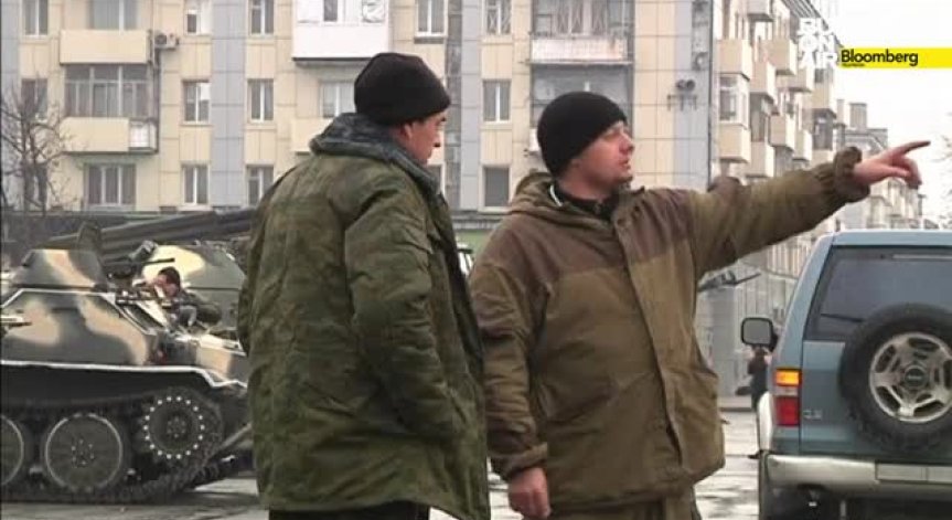 Обстрелът между сепаратистите и украинската армия край Донецк продължава