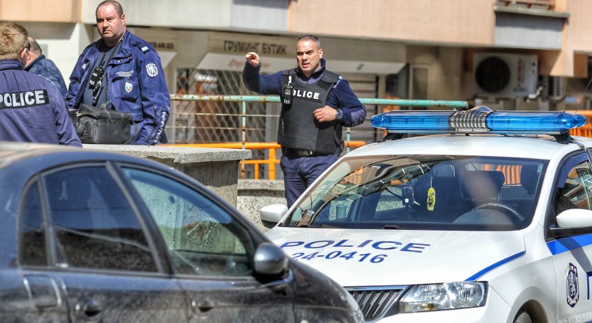 Дрогиран шофьор без книжка оказа яростна съпротива при задържането му