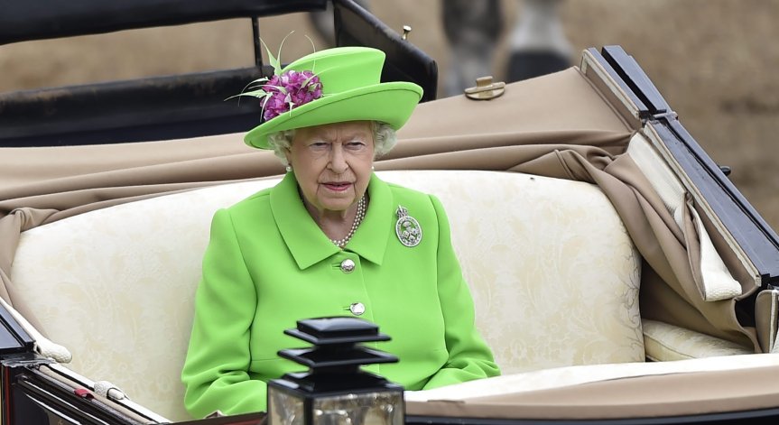 Разкриха какви са били последните минути на Елизабет II, крал Чарлз бил за гъби
