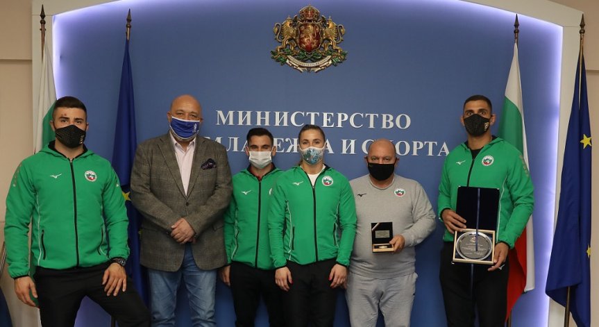 Кралев награди Ивайло Иванов за среброто на европейското по джудо