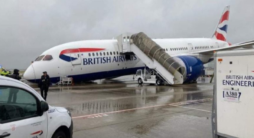 Самолет заби нос на летище Хийтроу