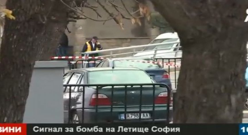 Специални кучета проверят багажа от съмнителния бус