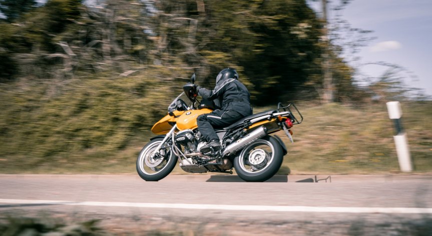 Моторист без книжка и каска се заби в кола, издъхна в Харманли