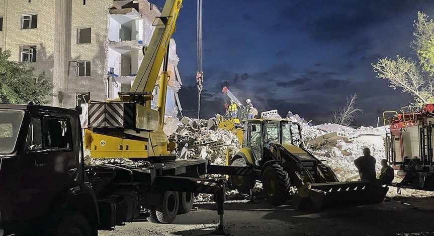 6-ма убити след взрив на блок в Донецка област, търсят 30 души под руините