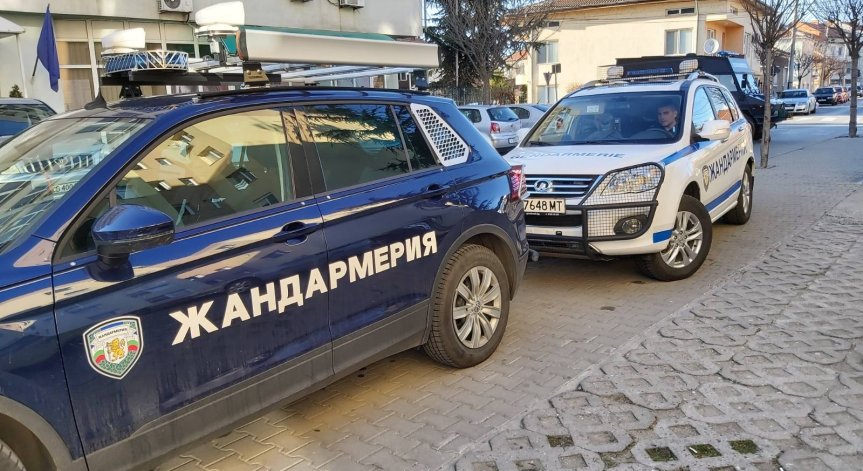 Задържаха мъж, превозвал 35 мигранти от Афганистан