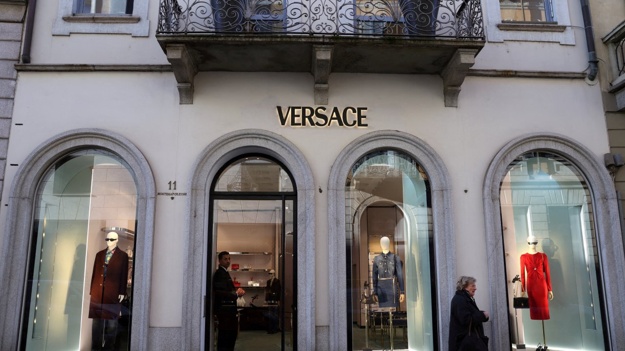 Prada е пред сключване на сделка за закупуване на Versace - Bgonair