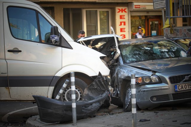 Зрелищна катастрофа в София по чудо се размина без тежко