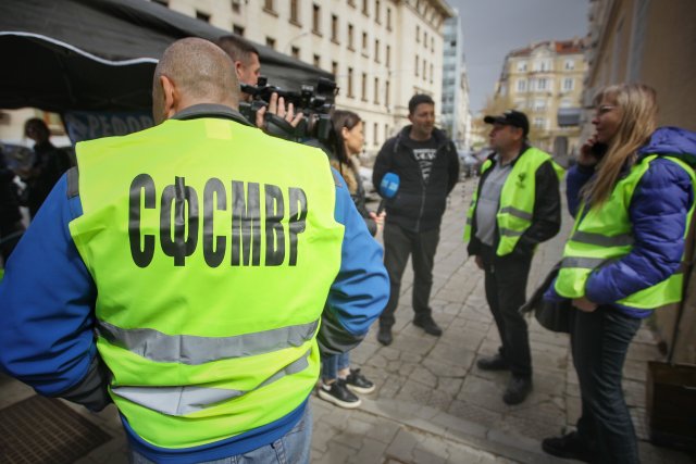 Полицаи и надзиратели разпънаха палатки пред Министерството на финансите Исканията