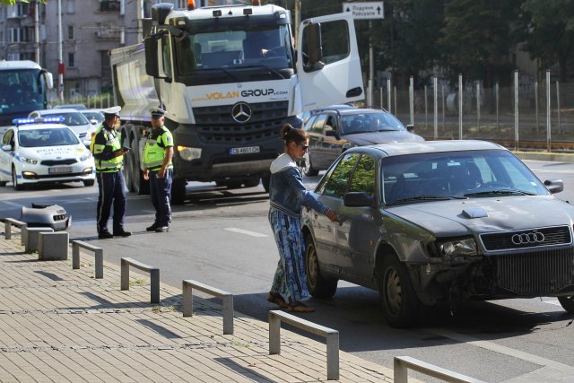 Снимка Димитър Кьосемарлиев Bulgaria ON AIR Лека кола и самосвал