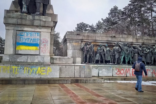 Графити срещу войната покриха още един паметник на загиналите съветски